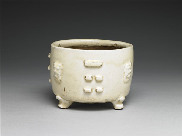 白瓷八卦紋三足爐