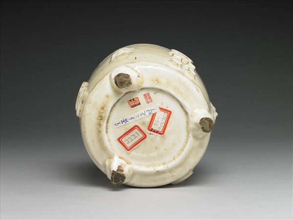 白瓷八卦紋三足爐