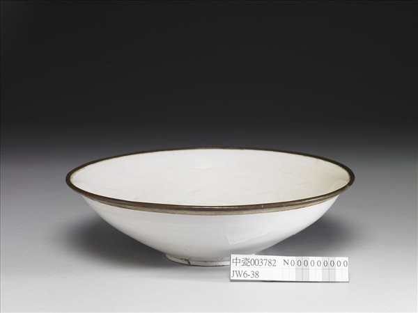 定窯 白瓷劃花水塘雙鳧紋碗
