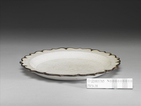 定窯 白瓷劃花竹石花卉紋蓮式盤