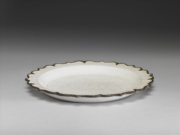 定窯 白瓷劃花竹石花卉紋蓮式盤