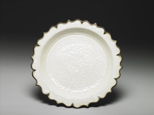 定窯 白瓷劃花竹石花卉紋蓮式盤