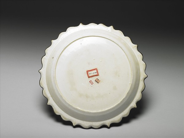 定窯 白瓷劃花竹石花卉紋蓮式盤