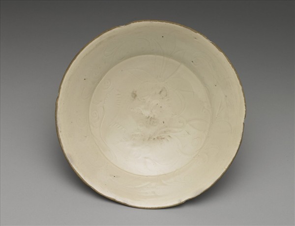 定窯 白瓷劃花蓮花紋盤