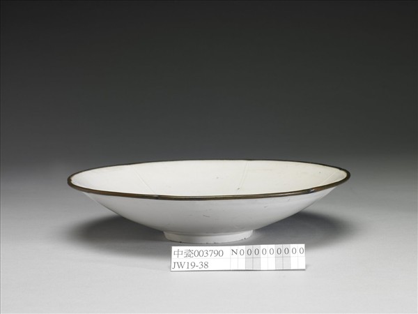 定窯 白瓷劃花荷紋盤