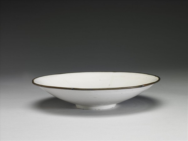 定窯 白瓷劃花荷紋盤