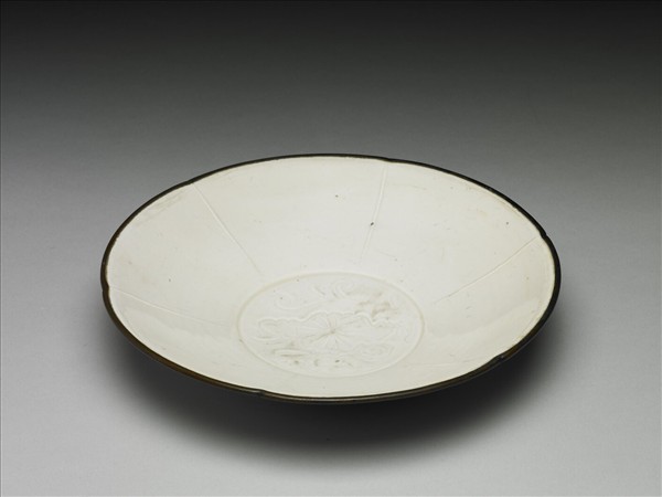 定窯 白瓷劃花荷紋盤