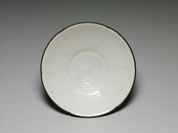 定窯 白瓷劃花荷紋盤