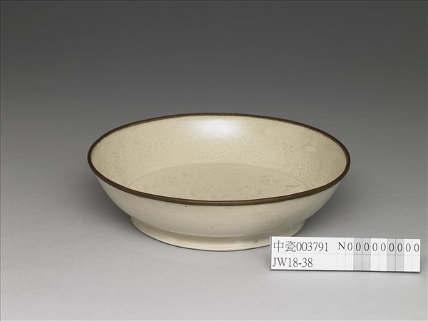 定窯 白瓷印花雲龍紋盤