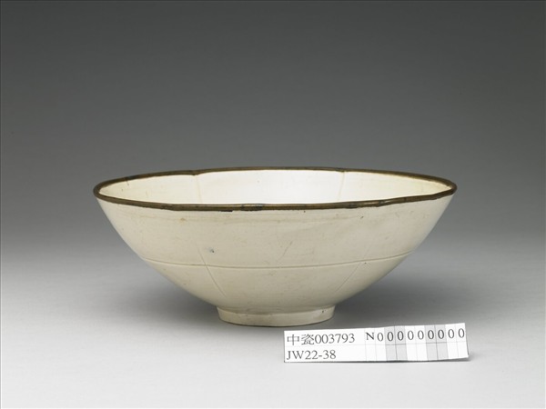 定窯 白瓷印花荷葉紋碗