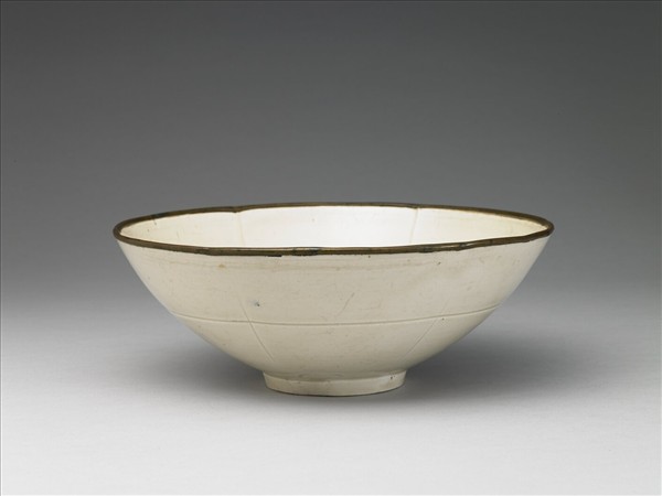 定窯 白瓷印花荷葉紋碗