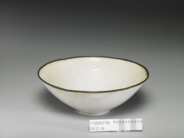 定窯 白瓷印花牡丹嬰戲紋花口碗