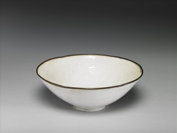 定窯 白瓷印花牡丹嬰戲紋花口碗