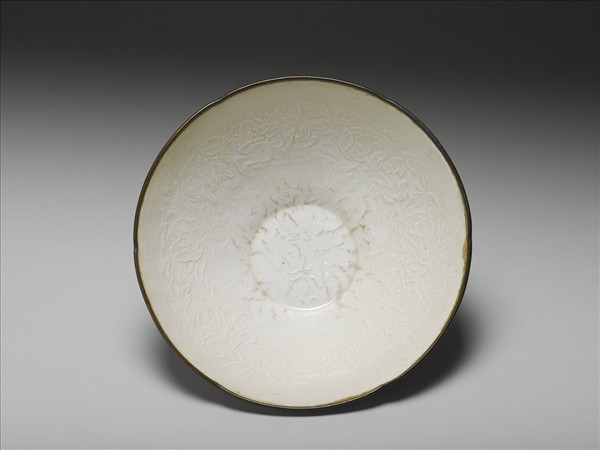 定窯 白瓷印花牡丹嬰戲紋花口碗