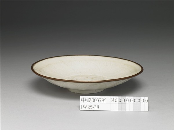 定窯 白瓷劃花花卉紋盤