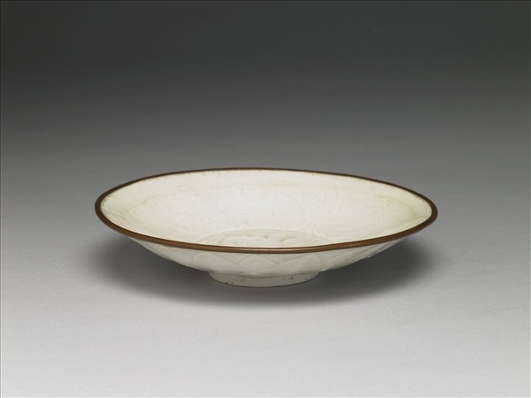 定窯 白瓷劃花花卉紋盤