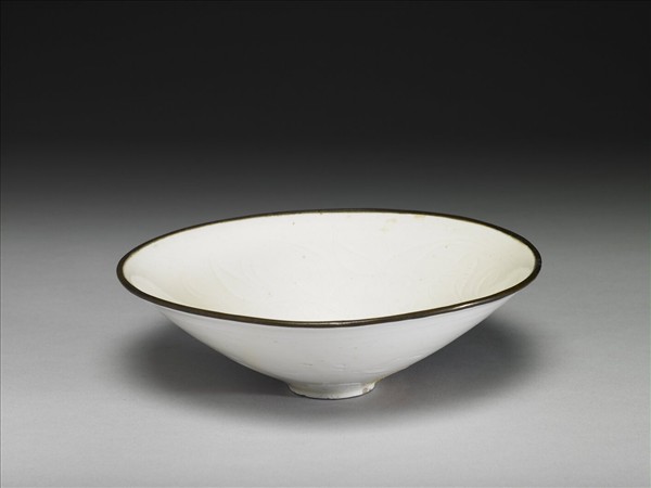 定窯 白瓷劃花花卉紋碗