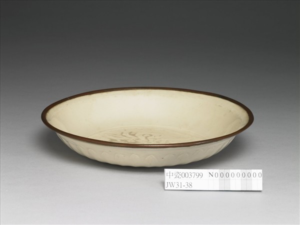 定窯 白瓷劃花蓮花紋盤