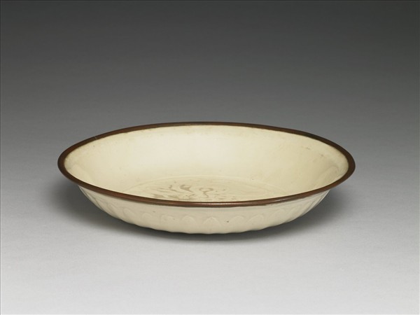 定窯 白瓷劃花蓮花紋盤