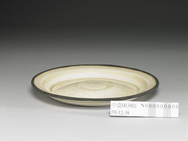 定窯 白瓷劃花折沿盞臺