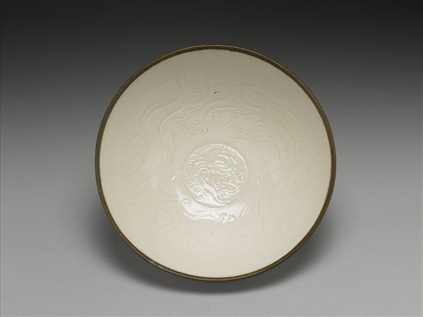 定窯 白瓷劃花三螭紋碗