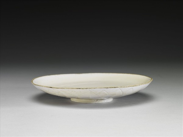 定窯 白瓷劃花螭龍紋碟