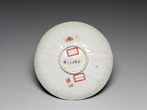 定窯 白瓷劃花螭龍紋碟