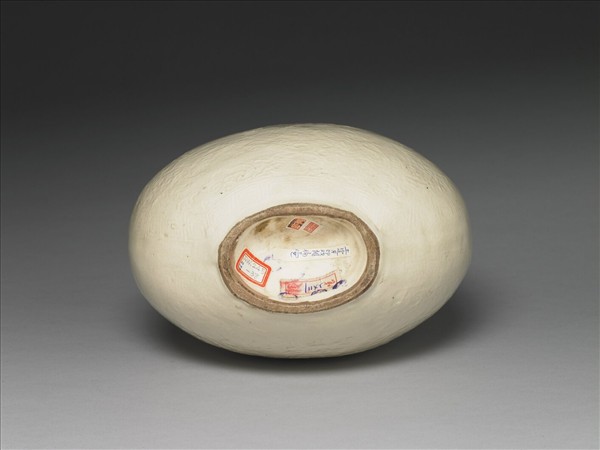 彭窯 白瓷印花龍紋雙耳扁壺