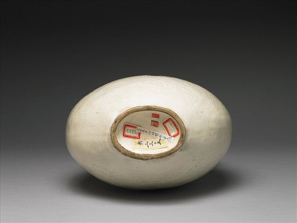 彭窯 白瓷印花龍紋雙耳扁壺