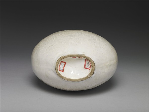 彭窯 白瓷印花龍紋雙耳扁壺