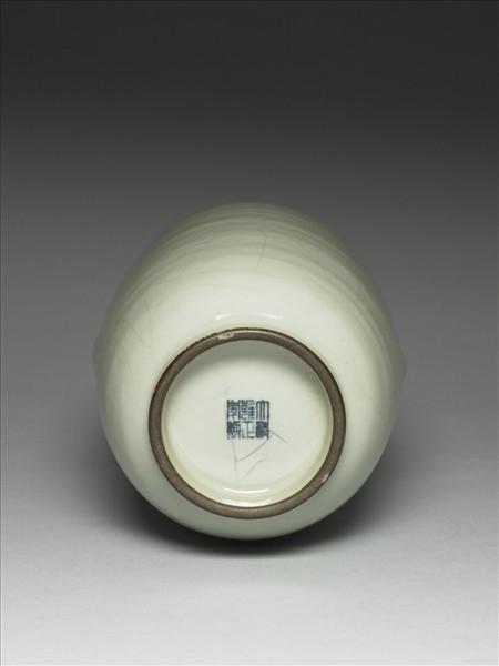青瓷暗耳瓶