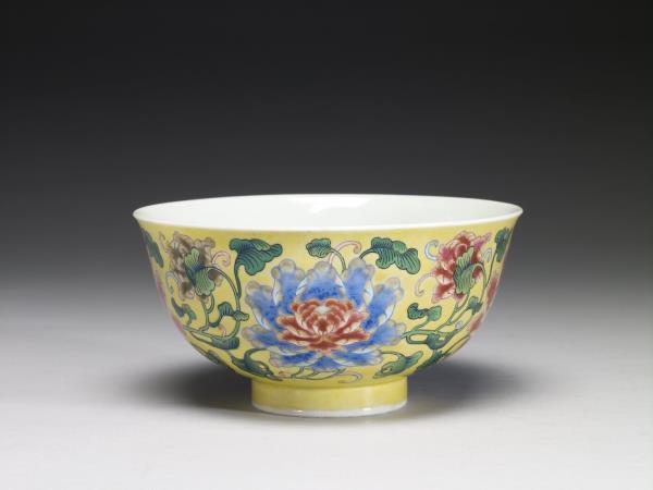 琺瑯彩黃地花卉紋碗