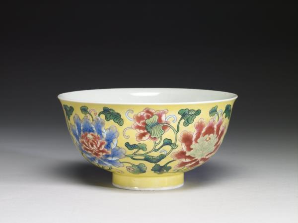琺瑯彩黃地花卉紋碗