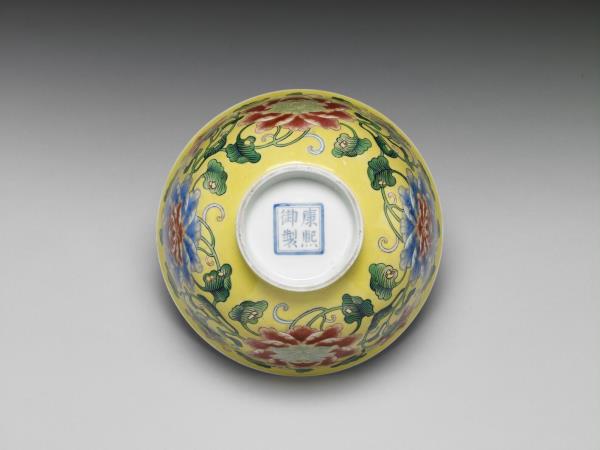 琺瑯彩黃地花卉紋碗