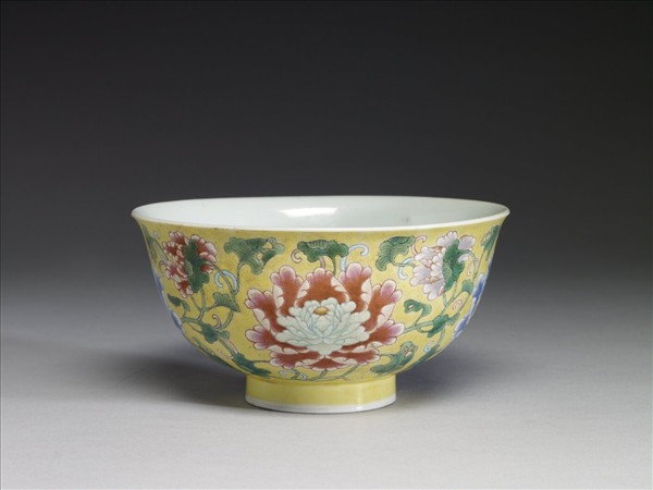 琺瑯彩黃地花卉紋碗