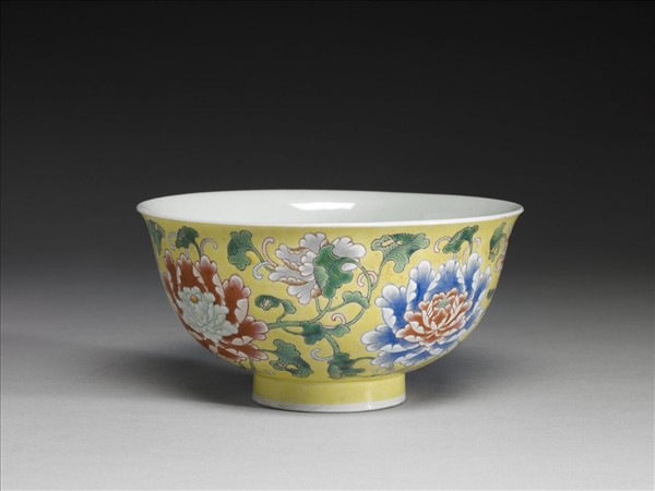 琺瑯彩黃地花卉紋碗