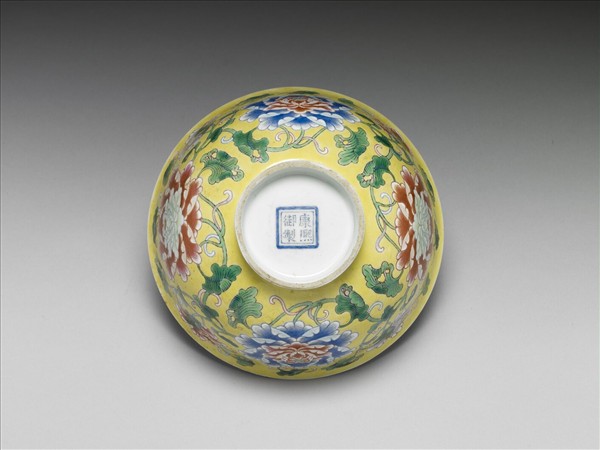 琺瑯彩黃地花卉紋碗