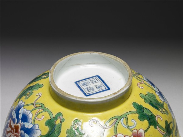 琺瑯彩黃地花卉紋碗