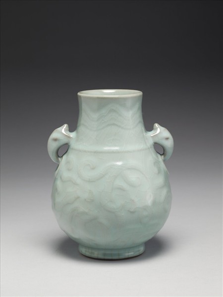 青瓷獸耳暗環瓶
