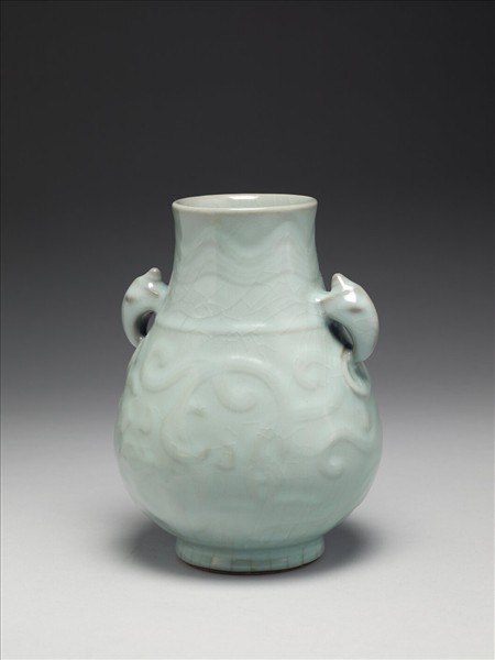 青瓷獸耳暗環瓶