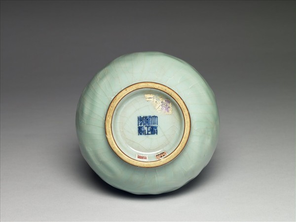 青瓷獸耳暗環瓶