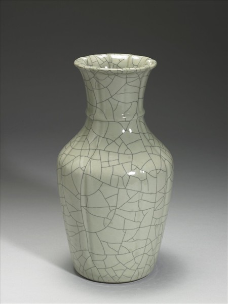 青瓷穿帶八稜瓶