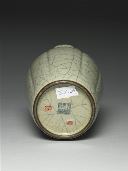 青瓷穿帶八稜瓶