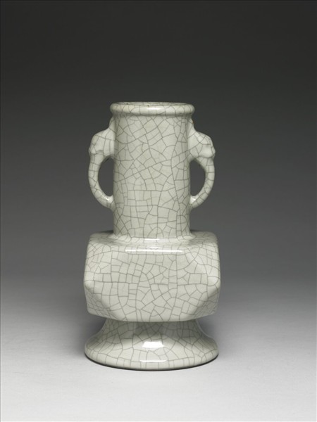 青瓷螭耳折耳瓶