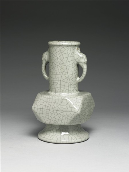 青瓷螭耳折耳瓶