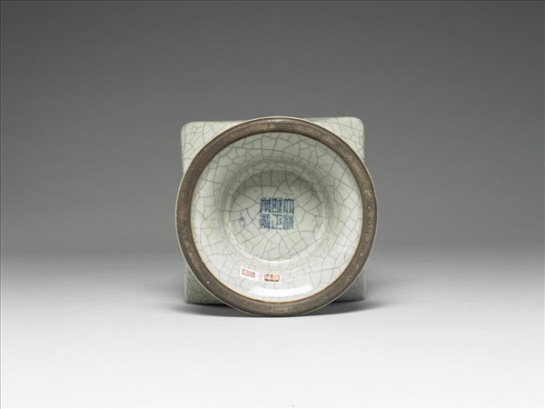 青瓷螭耳折耳瓶