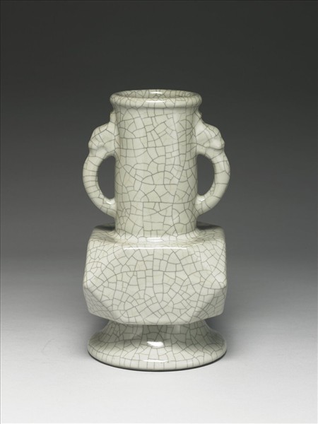 青瓷螭耳折耳瓶