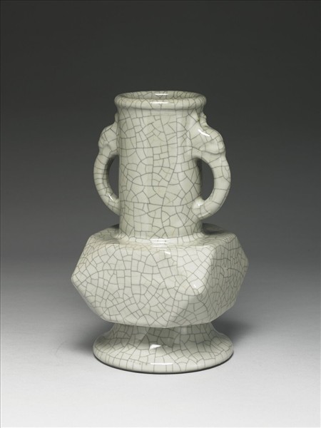 青瓷螭耳折耳瓶