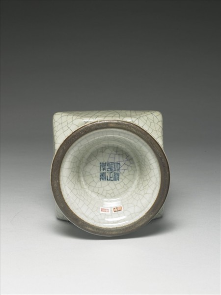 青瓷螭耳折耳瓶