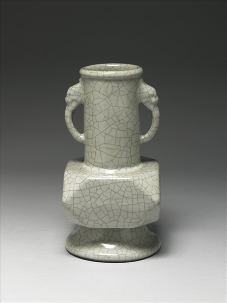 青瓷螭耳折耳瓶